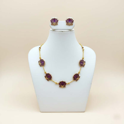 Lila Farbene Lotus Design Meenakari Halskette Set