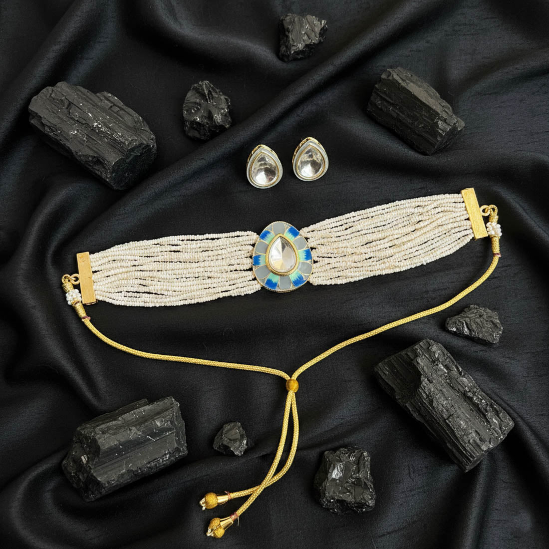 Halskettenset in Grau & Blau mit mattvergoldeter traditioneller Meenakari-Halsketten-Set-Design