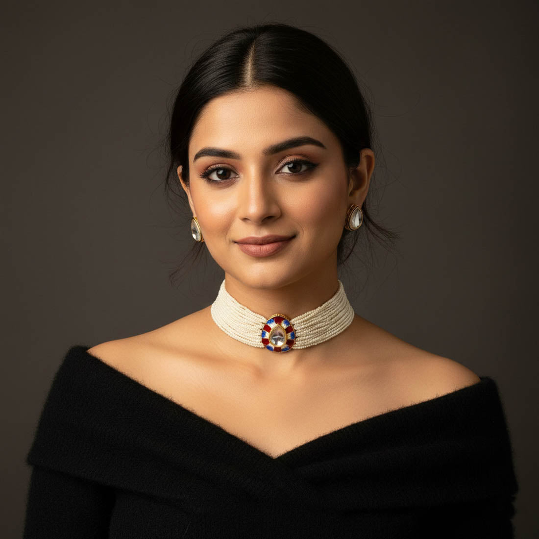 Maron- und Blau-Meenakari-Halskettenset mit mattgoldener Halskette im Choker-Stil