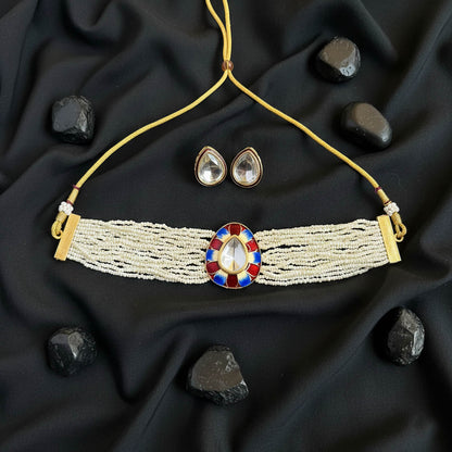 Maron- und Blau-Meenakari-Halskettenset mit mattgoldener Halskette im Choker-Stil
