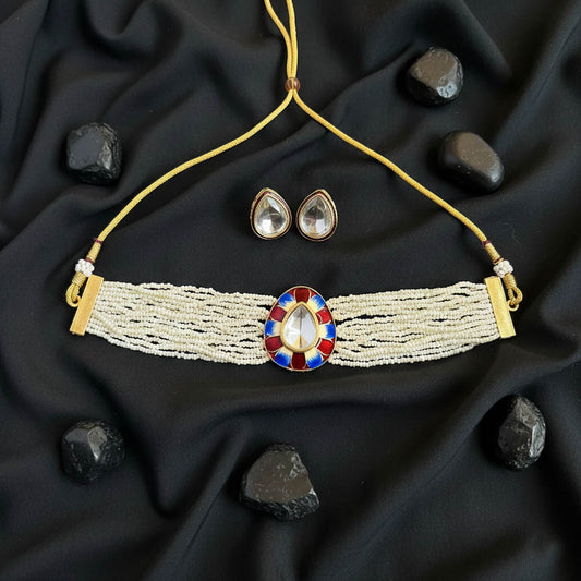 Maron- und Blau-Meenakari-Halskettenset mit mattgoldener Halskette im Choker-Stil