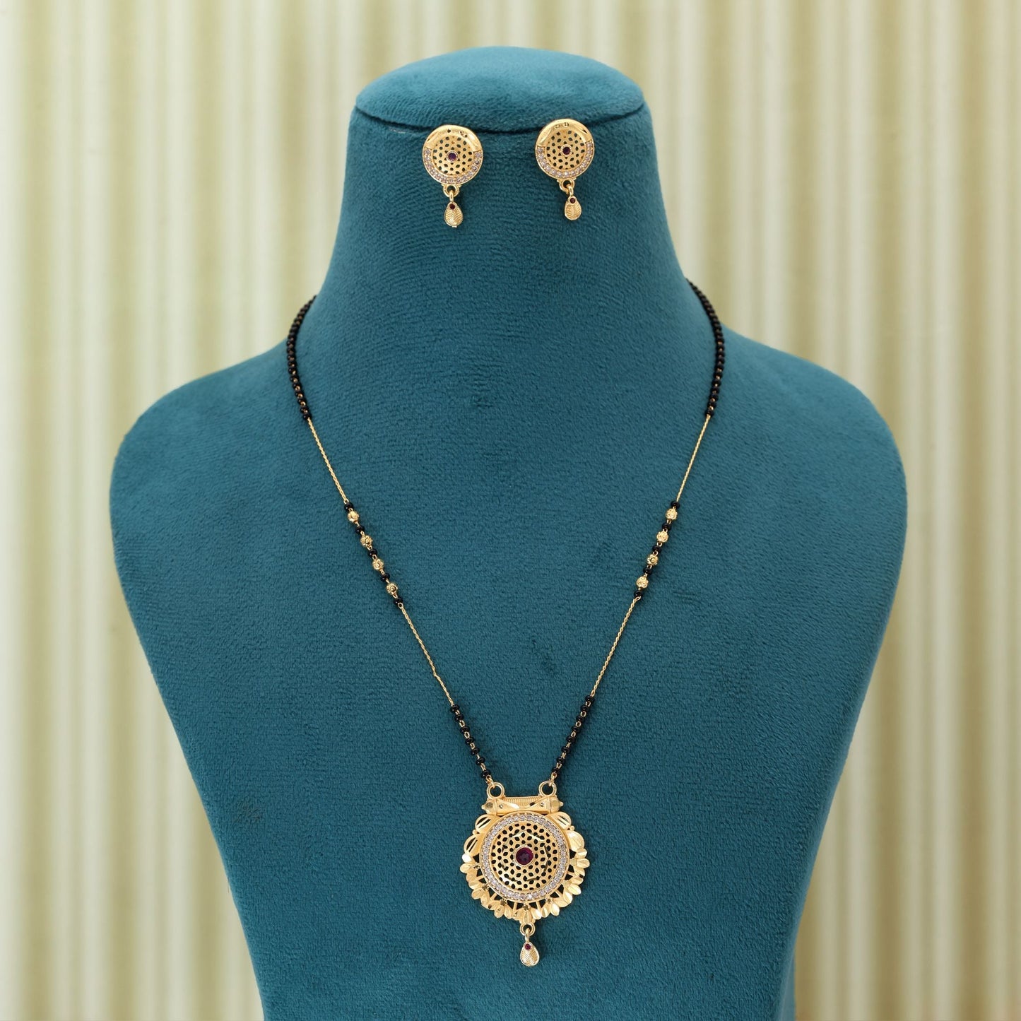 Goldfarbenes Mangalsutra mit Ohrringen für traditionelle Eleganz und den Alltag