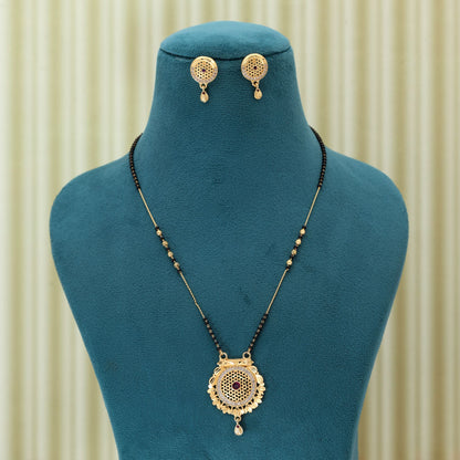 Goldfarbenes Mangalsutra mit Ohrringen für traditionelle Eleganz und den Alltag