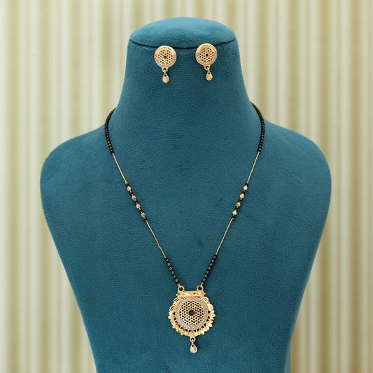 Goldfarbenes Mangalsutra mit Ohrringen für traditionelle Eleganz und den Alltag