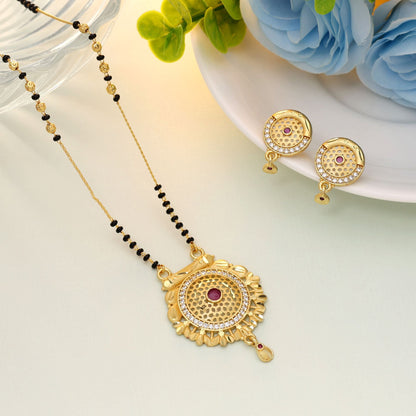 Goldfarbenes Mangalsutra mit Ohrringen für traditionelle Eleganz und den Alltag
