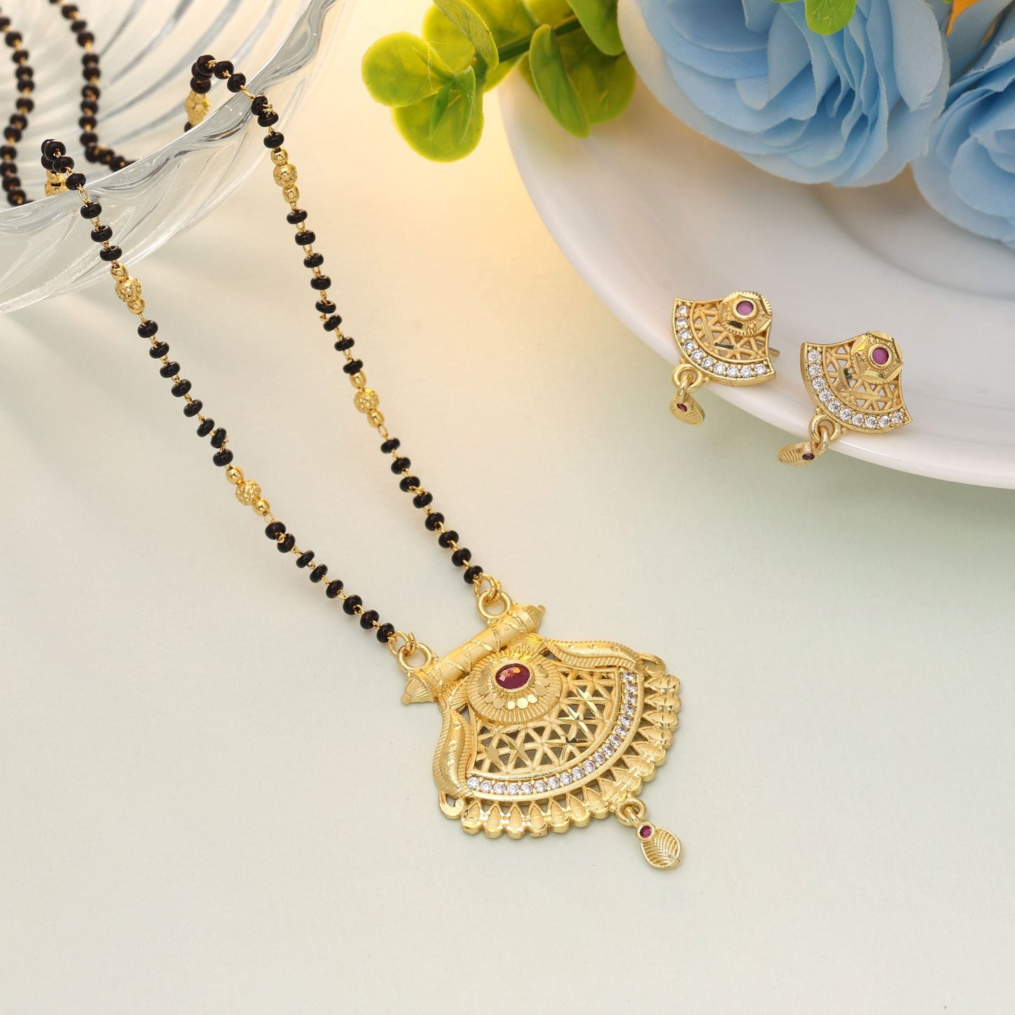 Goldfarbenes Mangalsutra mit Ohrringen – kreiert für verheiratete Frauen, die anmutigen Stil suchen