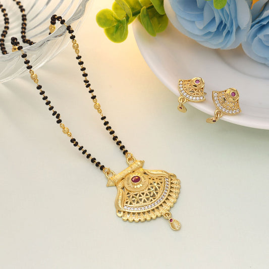 Goldfarbenes Mangalsutra mit Ohrringen – kreiert für verheiratete Frauen, die anmutigen Stil suchen