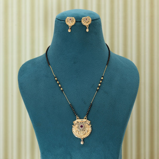 Goldfarbenes Mangalsutra mit Ohrringen im klassischen Design mit passendem Ohrring-Set