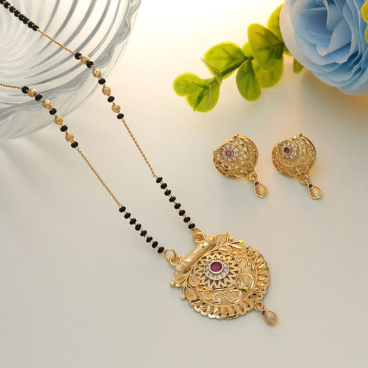 Goldfarbenes Mangalsutra mit Ohrringen im klassischen Design mit passendem Ohrring-Set