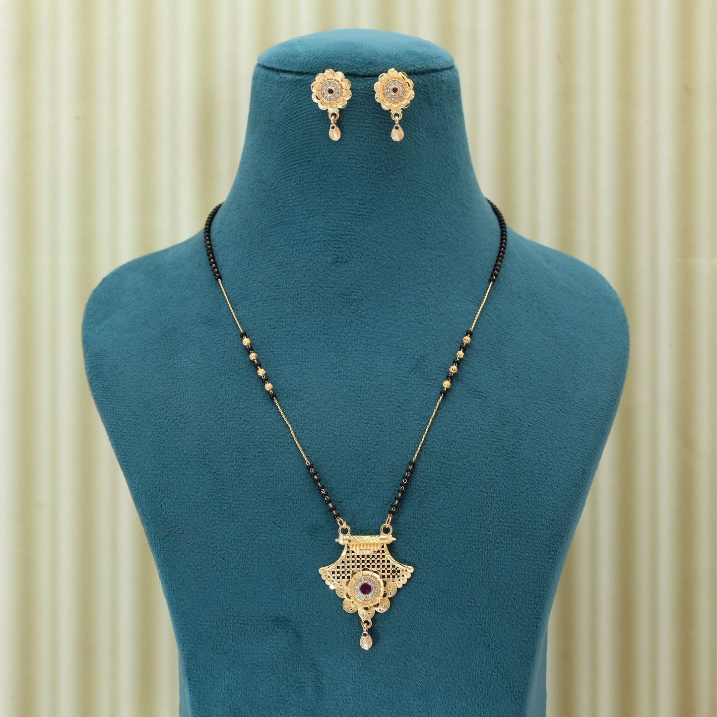 Goldfarbenes Mangalsutra mit Ohrringen, geeignet für festliche Anlässe und tägliche Rituale