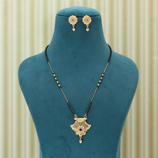 Goldfarbenes Mangalsutra mit Ohrringen, geeignet für festliche Anlässe und tägliche Rituale