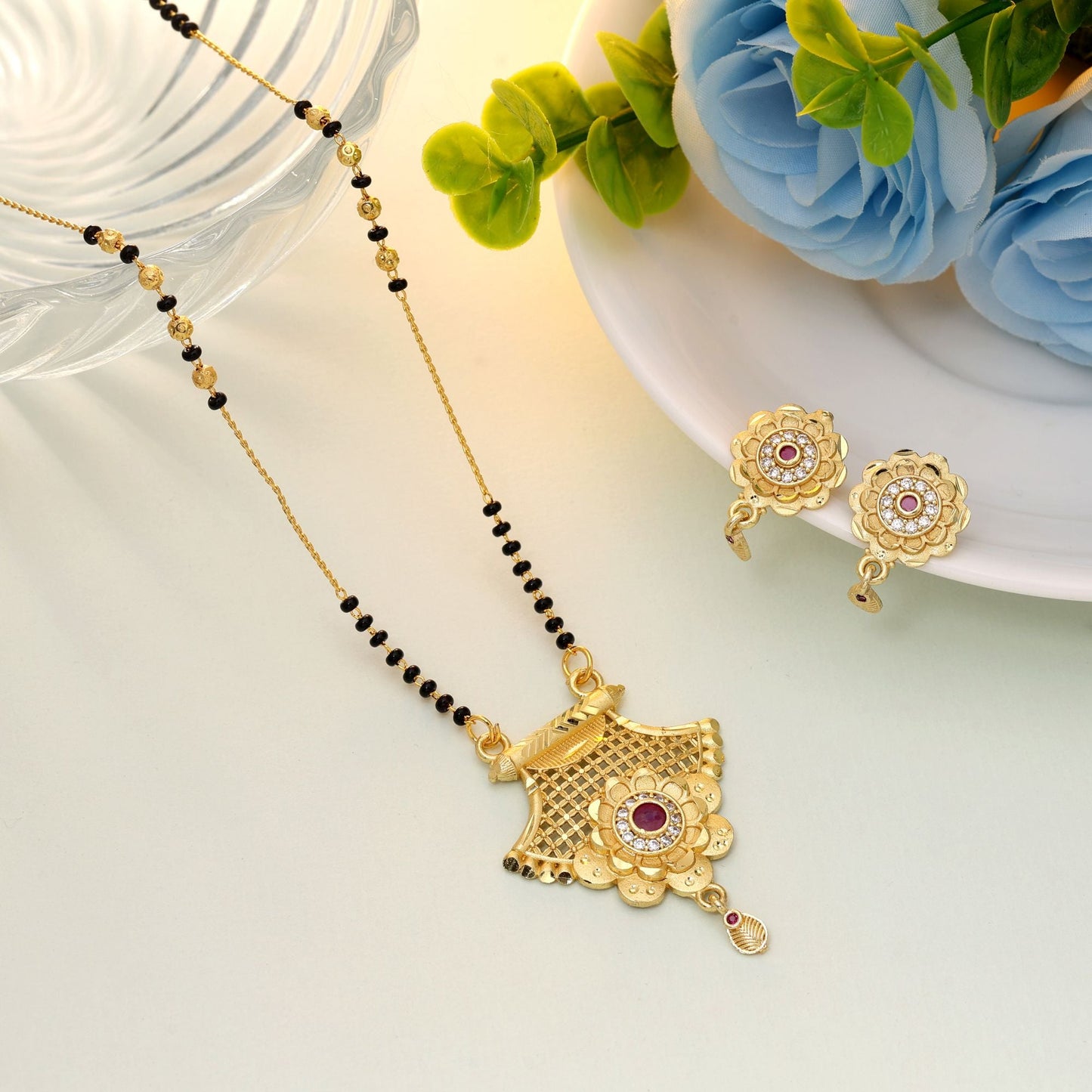 Goldfarbenes Mangalsutra mit Ohrringen, geeignet für festliche Anlässe und tägliche Rituale