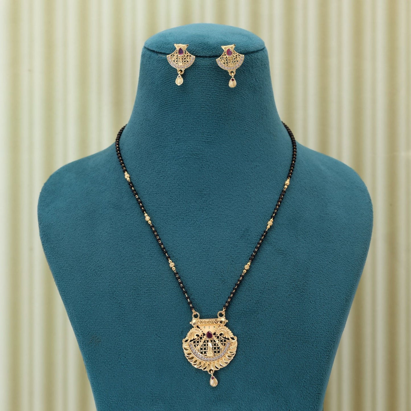 Goldfarbenes Mangalsutra mit Ohrringen, inspiriert von zeitlosen indischen Schmucktraditionen