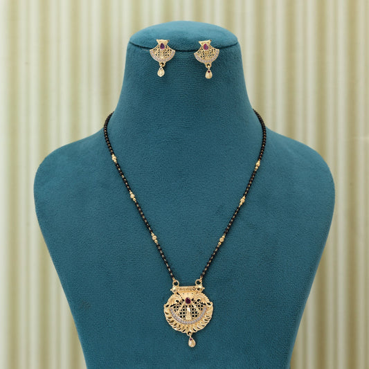 Goldfarbenes Mangalsutra mit Ohrringen, inspiriert von zeitlosen indischen Schmucktraditionen