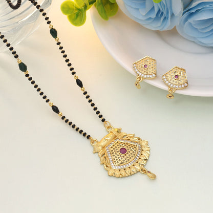 Mangalsutra in Goldfarbe mit Ohrringen, das elegante Einfachheit mit kultureller Bedeutung verbindet