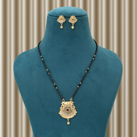 Mangalsutra in Goldfarbe mit Ohrringen, das elegante Einfachheit mit kultureller Bedeutung verbindet
