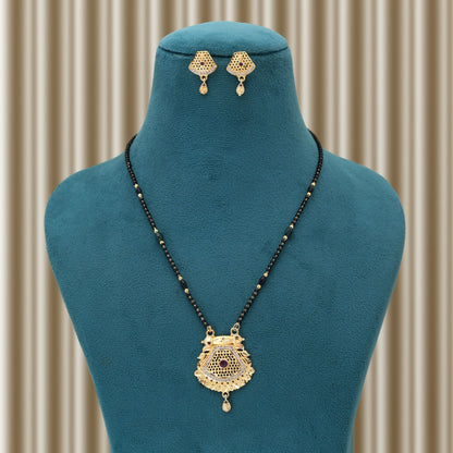 Mangalsutra in Goldfarbe mit Ohrringen, das elegante Einfachheit mit kultureller Bedeutung verbindet