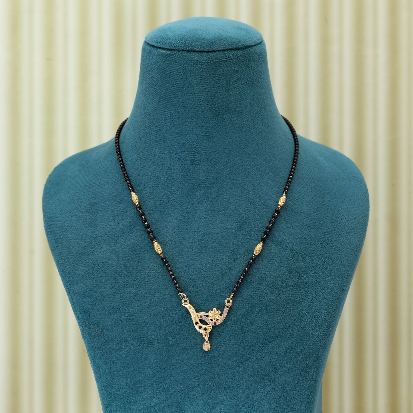 Goldfarbenes Mangalsutra mit schlichtem und doch elegantem Design für moderne Frauen