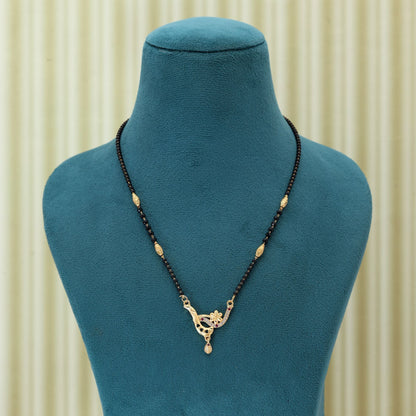 Goldfarbenes Mangalsutra mit schlichtem und doch elegantem Design für moderne Frauen
