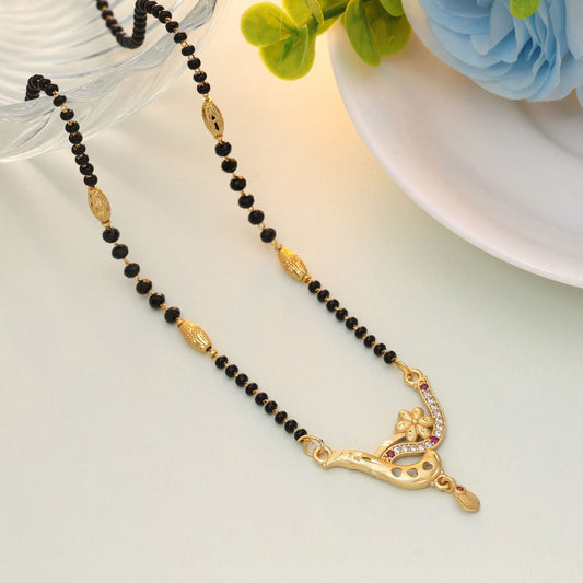 Goldfarbenes Mangalsutra mit schlichtem und doch elegantem Design für moderne Frauen