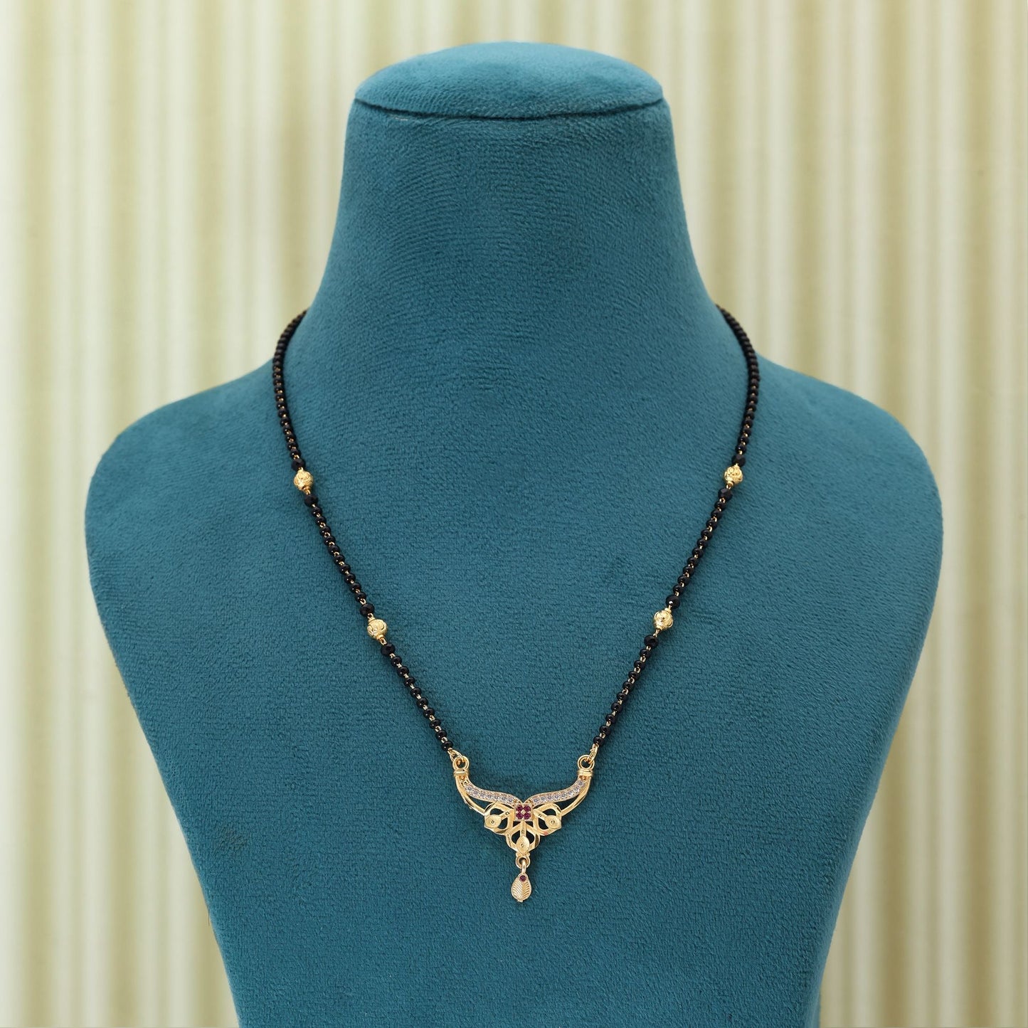 Mangalsutra in Goldfarbe, gefertigt für den täglichen Gebrauch mit langlebigem und klassischem Design