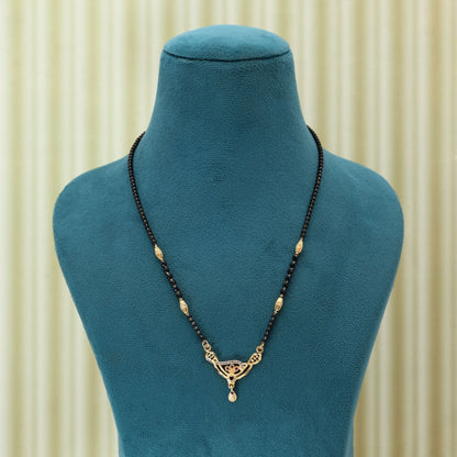 Goldfarbene Mangalsutra, inspiriert von traditioneller indischer Handwerkskunst und Symbolik