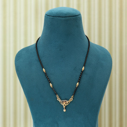 Goldfarbene Mangalsutra, inspiriert von traditioneller indischer Handwerkskunst und Symbolik
