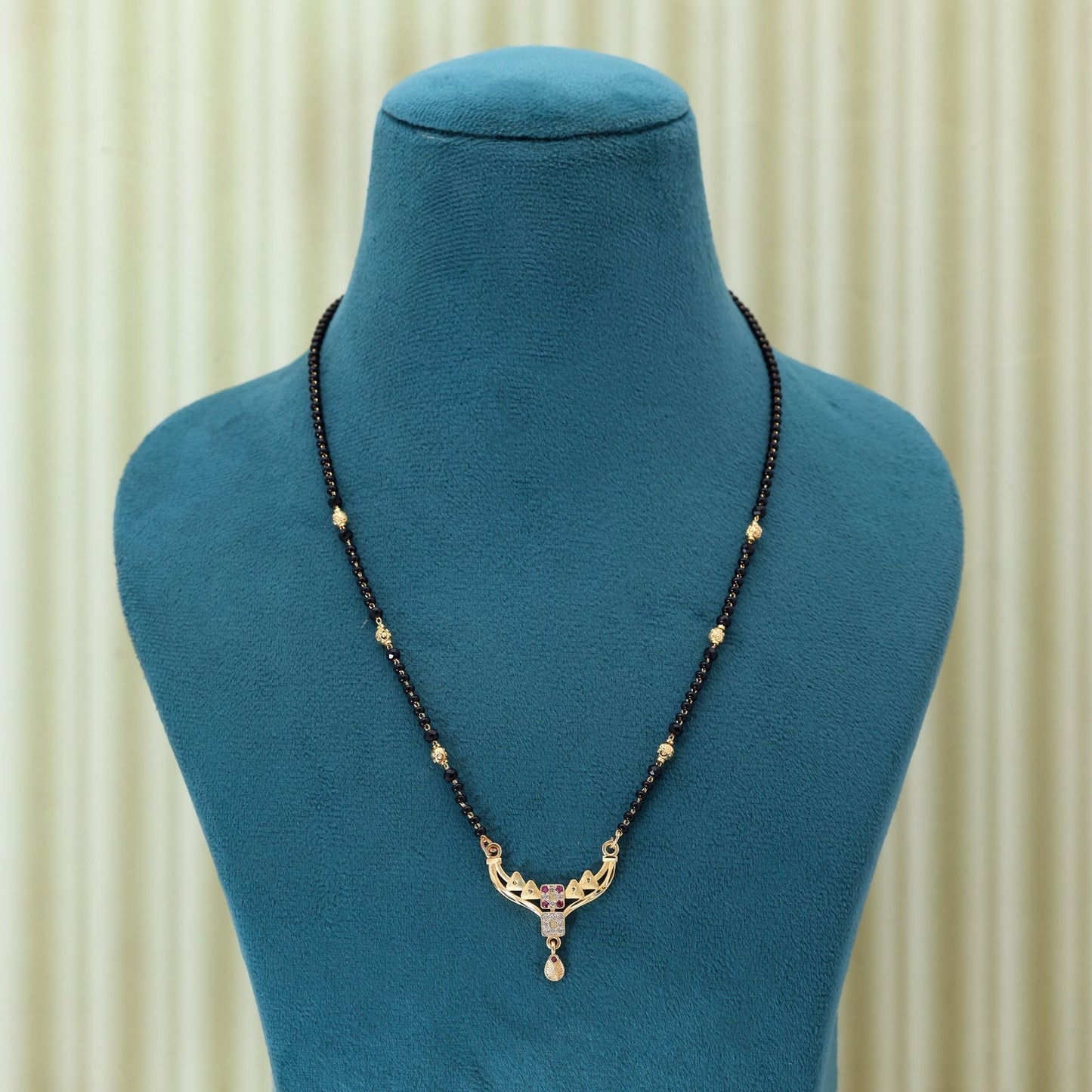Goldfarbenes Mangalsutra, perfekt zum Kombinieren mit Saris und ethnischen Outfits