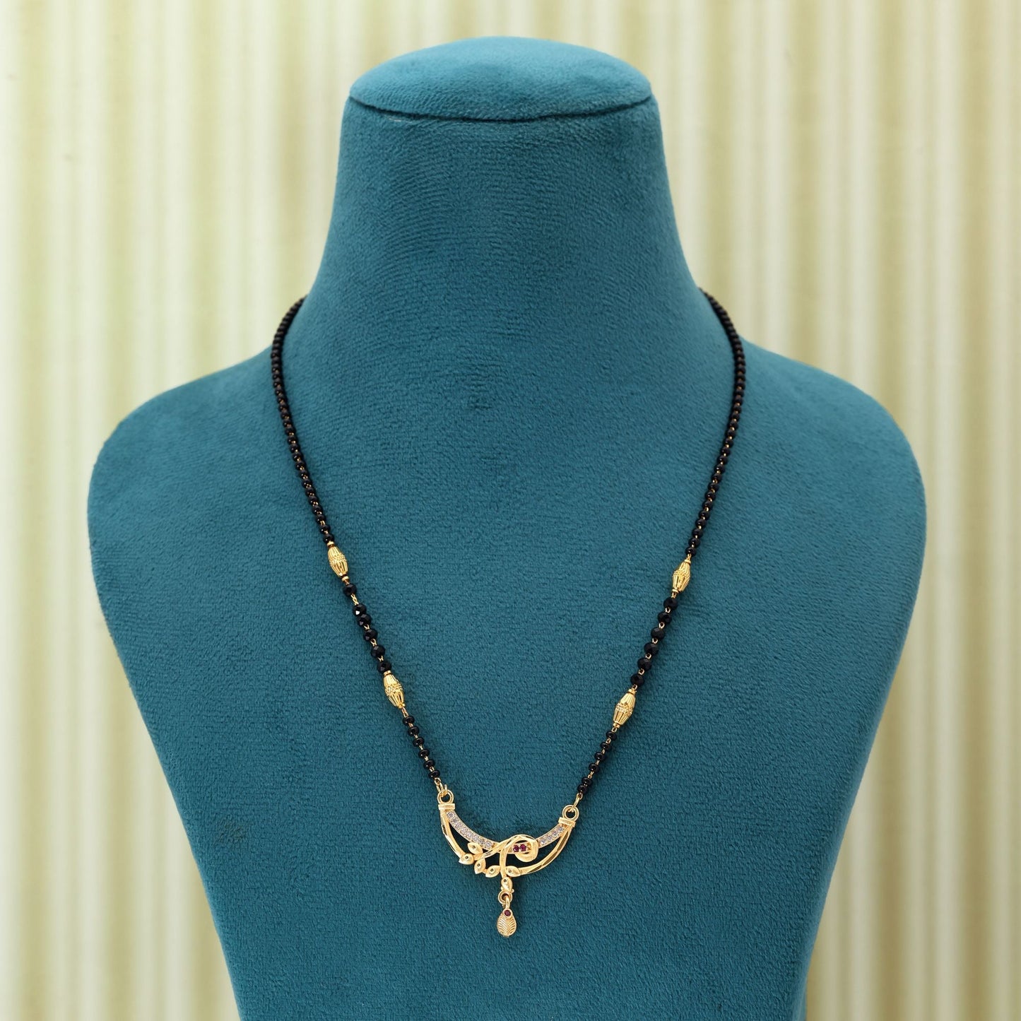 Goldfarbenes Mangalsutra, entworfen für zeitlose Schönheit und kulturelle Eleganz