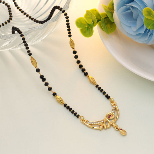 Goldfarbenes Mangalsutra, entworfen für zeitlose Schönheit und kulturelle Eleganz