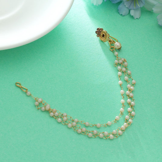 Goldfarbener Nasenring im stilvollen traditionellen Brautschmuck-Design