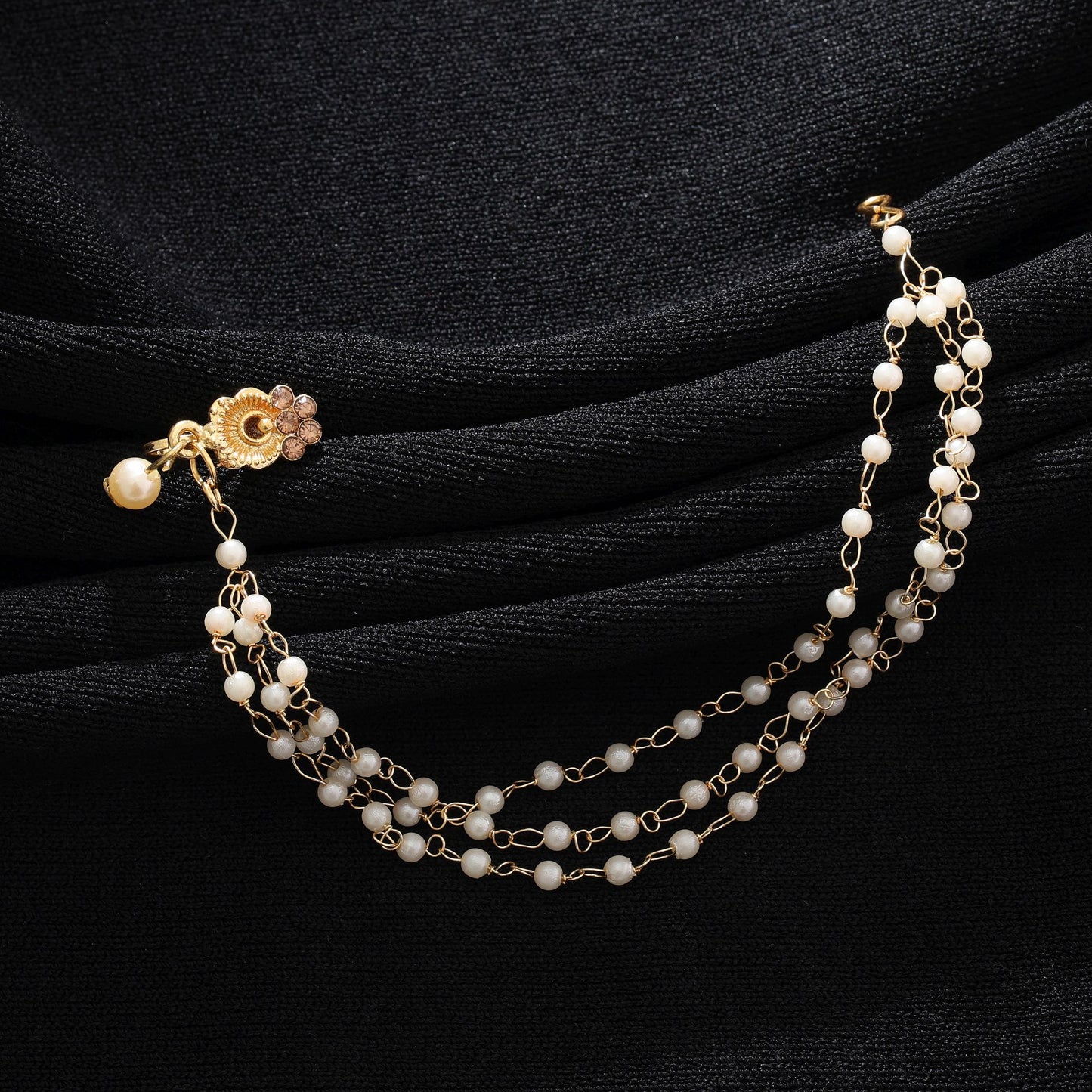 Goldfarbener Nasenring im stilvollen traditionellen Brautschmuck-Design