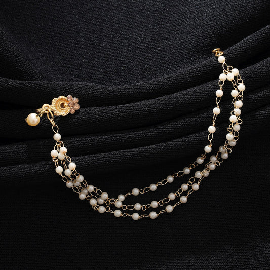 Goldfarbener Nasenring im stilvollen traditionellen Brautschmuck-Design
