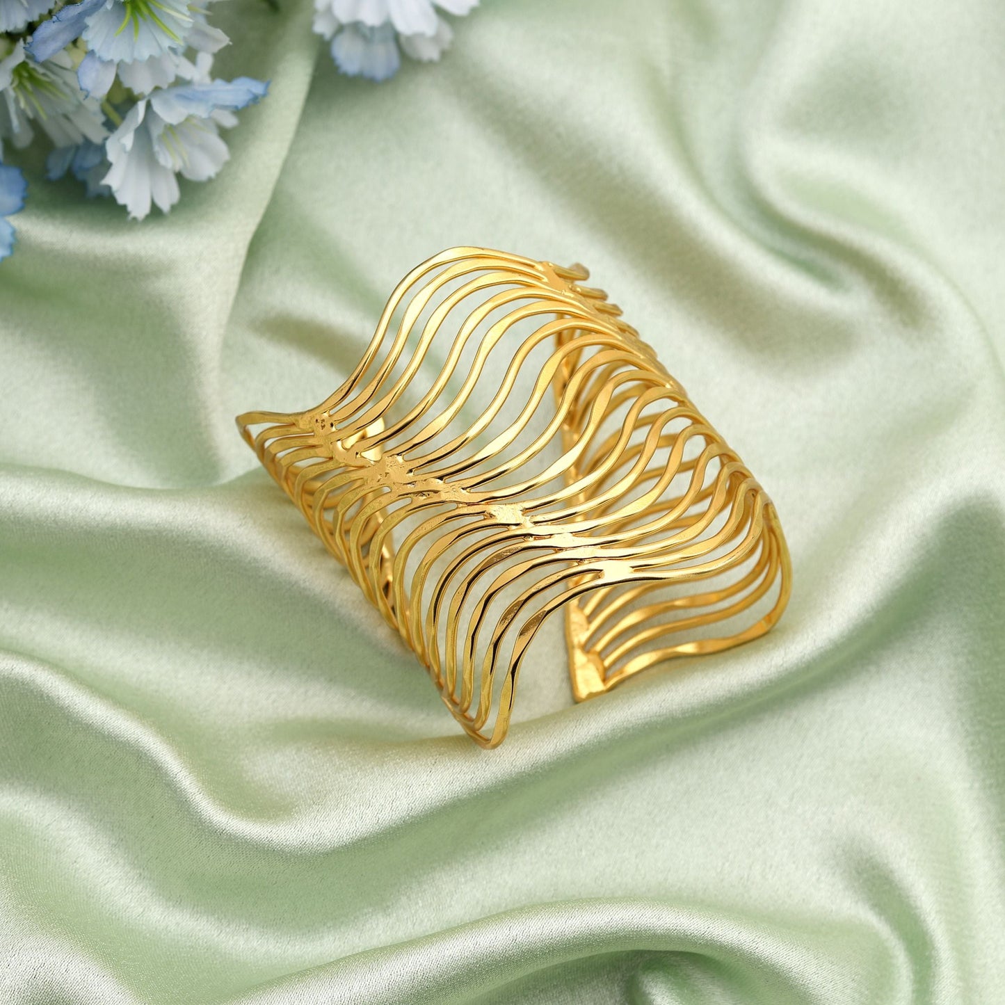 Goldfarbenes Armband mit eleganten traditionellen Details für zeitlose festliche Anlässe und Hochzeiten