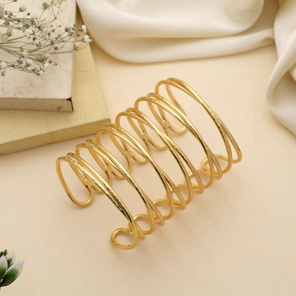 Stilvolles goldfarbenes Armband, entworfen, um klassische ethnische Outfits mit anmutigem, funkelndem Charme zu veredeln