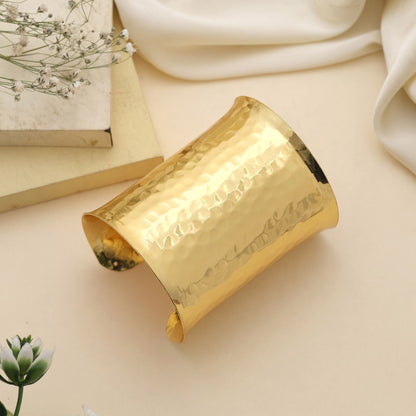 Goldfarbenes Armband mit aufwendigen Mustern, perfekt, um traditionelle Mode mühelos aufzuwerten