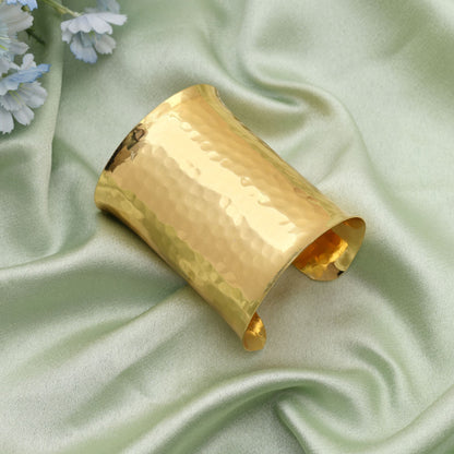 Goldfarbenes Armband mit aufwendigen Mustern, perfekt, um traditionelle Mode mühelos aufzuwerten