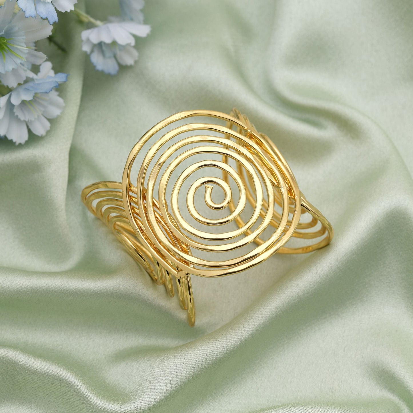 Hochwertiges, goldfarbenes Armband mit raffinierter Handwerkskunst, geeignet für Feiern und kulturelle Zeremonien