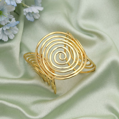 Hochwertiges, goldfarbenes Armband mit raffinierter Handwerkskunst, geeignet für Feiern und kulturelle Zeremonien