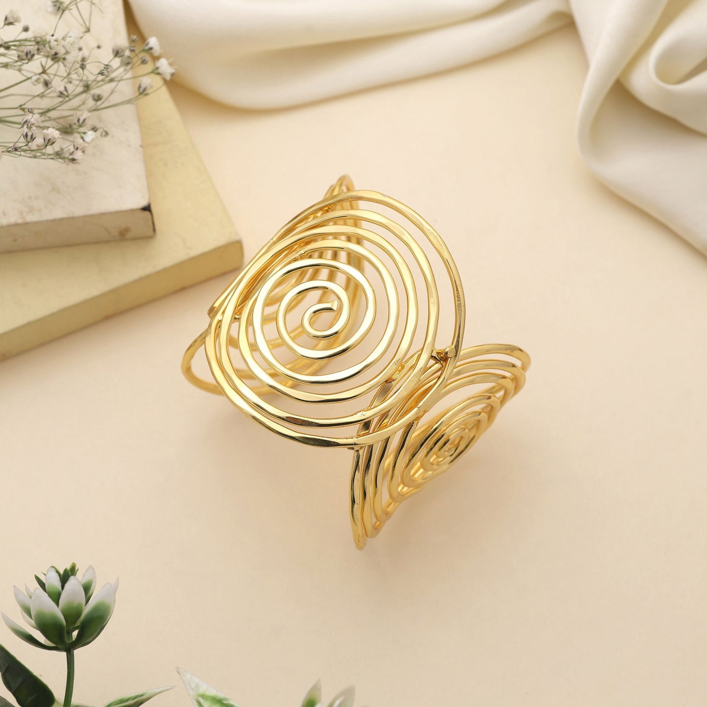 Hochwertiges, goldfarbenes Armband mit raffinierter Handwerkskunst, geeignet für Feiern und kulturelle Zeremonien