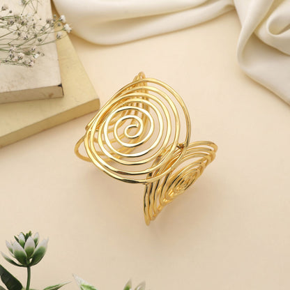 Hochwertiges, goldfarbenes Armband mit raffinierter Handwerkskunst, geeignet für Feiern und kulturelle Zeremonien