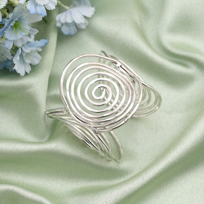 Elegantes, goldfarbenes Armband, gefertigt als luxuriöser, handgefertigter Glanz, der festliche Outfits ergänzt.