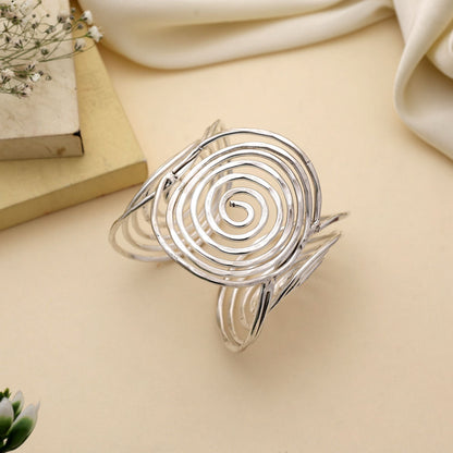 Elegantes, goldfarbenes Armband, gefertigt als luxuriöser, handgefertigter Glanz, der festliche Outfits ergänzt.