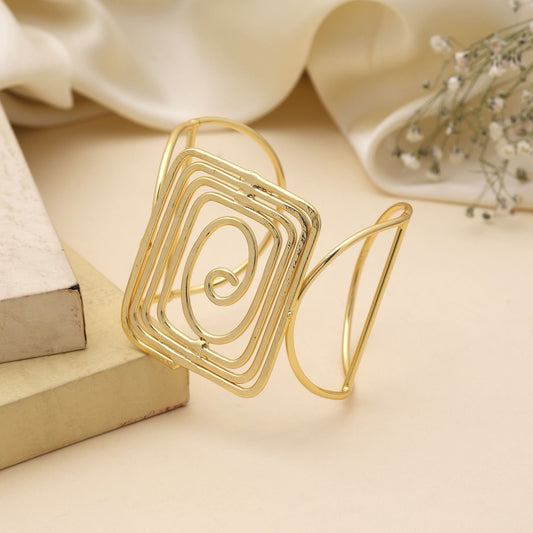 Armband in Goldfarbe mit filigraner Handwerkskunst, ideal für Hochzeiten und besondere ethnische Anlässe