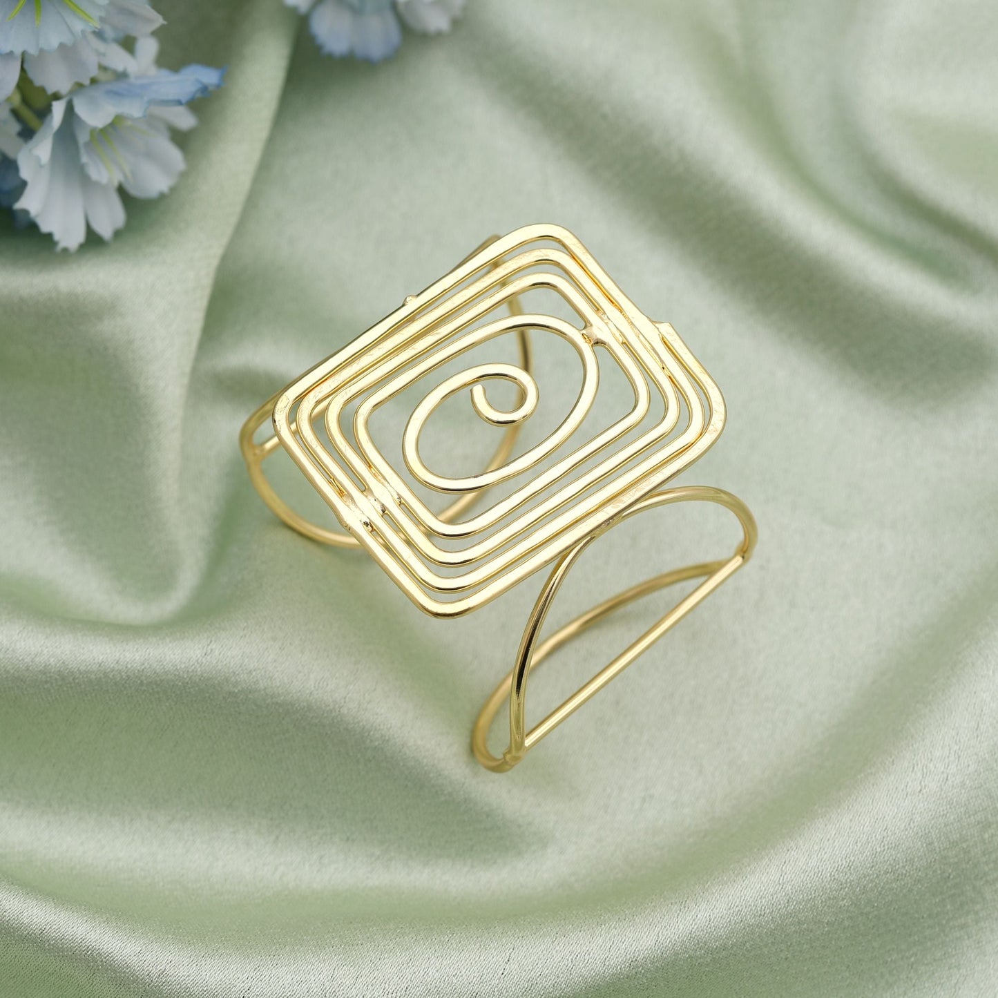 Armband in Goldfarbe mit filigraner Handwerkskunst, ideal für Hochzeiten und besondere ethnische Anlässe