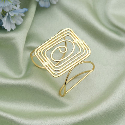 Armband in Goldfarbe mit filigraner Handwerkskunst, ideal für Hochzeiten und besondere ethnische Anlässe