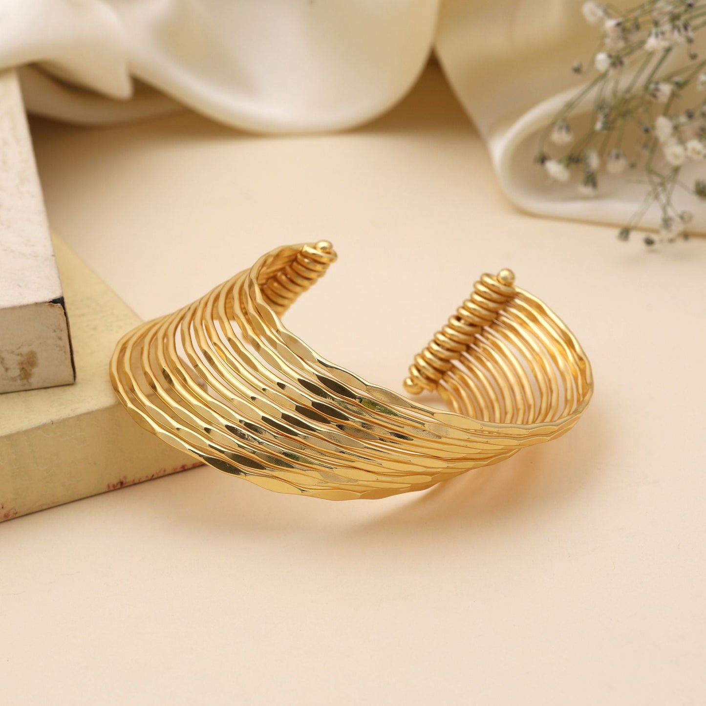 Bezauberndes goldfarbenes Armband, perfekt, um jedem traditionellen Fest einen raffinierten Glanz zu verleihen