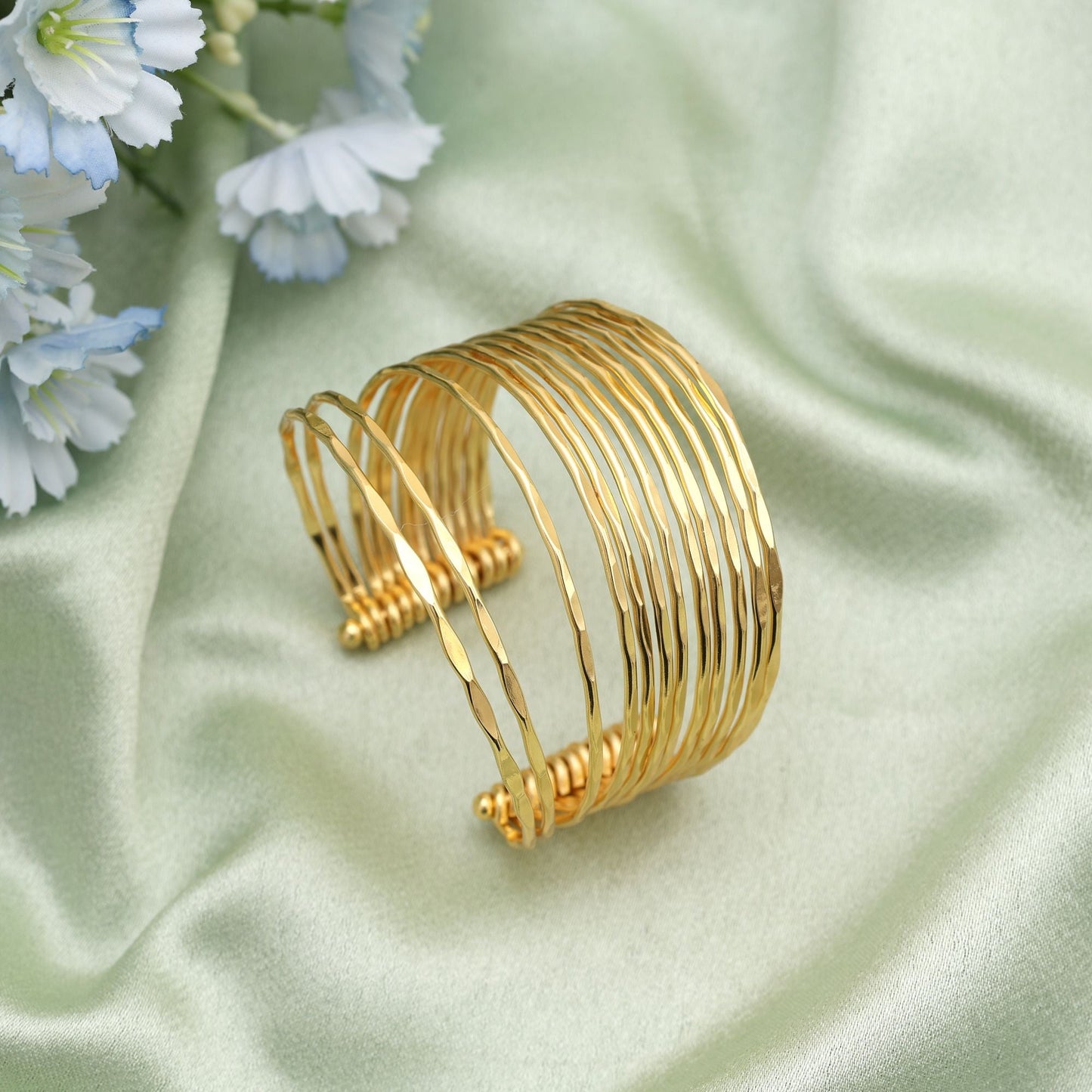 Bezauberndes goldfarbenes Armband, perfekt, um jedem traditionellen Fest einen raffinierten Glanz zu verleihen