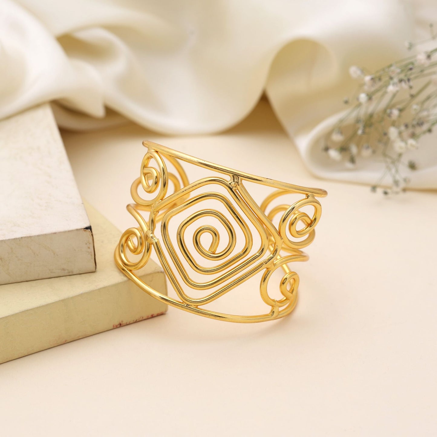 Goldfarbenes Armband, handgefertigte Eleganz, ideal für Hochzeiten, Partys und kulturelle Anlässe