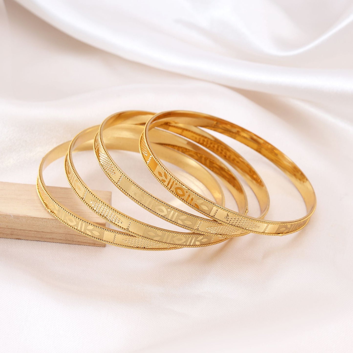 Goldfarbenes 1er-Set Mode-Armreifen (PLKB122GLD)